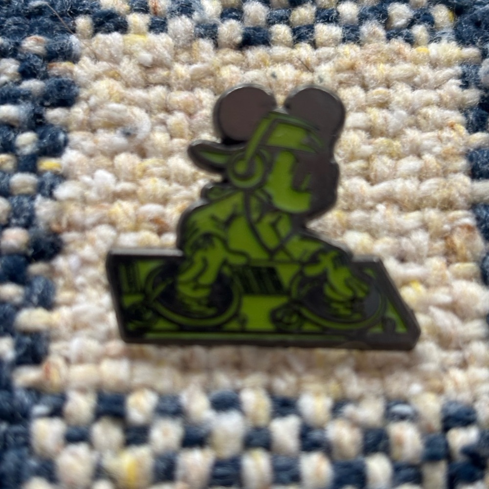 Mickey DJ pin - Picture 3 of 3